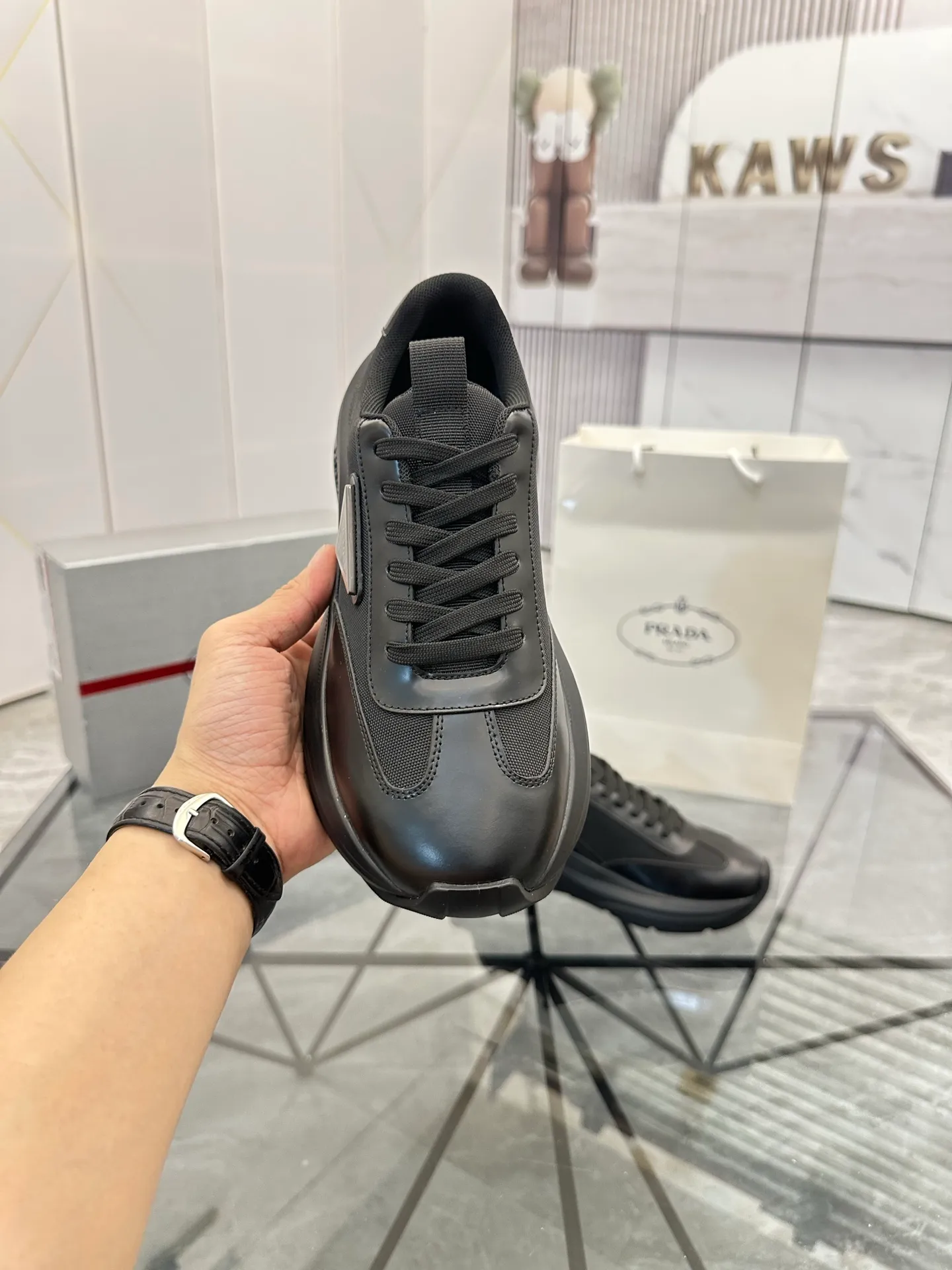 Men's shoes: 💰P680¥ High-end top quality Product trademark: Prada *"Prada*" low-top casual shoes Regular size: 38-45 (can be customized to 46) Product materials: Upper imported cowhide spliced ​​with breathable mesh, breathable lining, cowhide foot pads, original ultra-light foam outsole. No.: 001